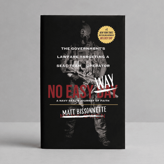 Book cover of 'No Easy Day' by Matt Bissonnette on a gray background