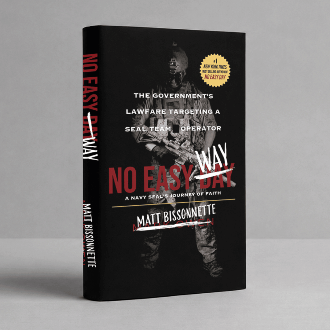 Book cover of 'No Easy Day' by Matt Bissonnette on a gray background